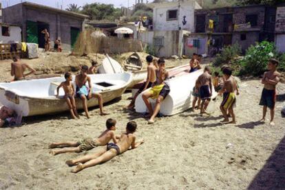 Niños al sol en la playa de Bab-El-Oued, uno de los barrios obreros de Argel, en agosto de 2000.