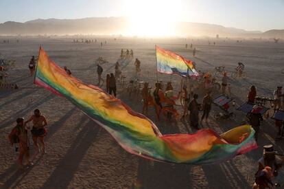 La participación en la playa siguió creciendo hasta que, en 1990 y con menos de un millar de personas, se trasladó al desierto. Desde entonces ha vivido un boom. En la imagen, un grupo de asistentes observan el atardecer en uno de los días del festival.