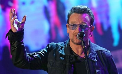 Bono, el vocalista de U2, promociona el último álbum de la banda.