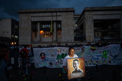 Una familiar de una víctima de falsos positivos posa para un retrato durante un acto de excusas públicas organizado por el Ministerio de Defensa y el Ejército en Bogotá, Colombia, el 3 de octubre de 2023.