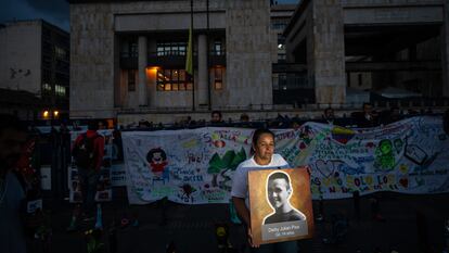 Una familiar de una víctima de falsos positivos posa para un retrato durante un acto de excusas públicas organizado por el Ministerio de Defensa y el Ejército en Bogotá, Colombia, el 3 de octubre de 2023.