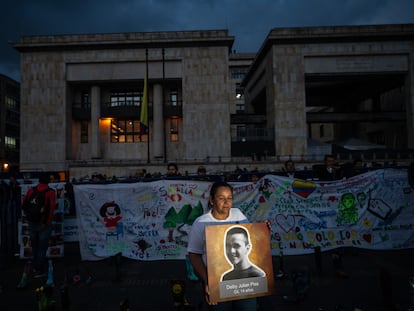 Una familiar de una víctima de falsos positivos posa para un retrato durante un acto de excusas públicas organizado por el Ministerio de Defensa y el Ejército en Bogotá, Colombia, el 3 de octubre de 2023.