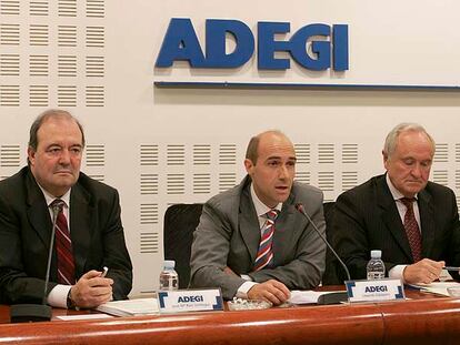 Eduardo Zubiaurre, flanqueado por sus directivos José María Ruiz Urchegui (a la izquierda) y Victoriano Gallastegi.
