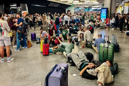 Cientos de personas esperan en la estación de Atocha debido al caos ferroviario, el sábado.