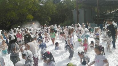 Niños y niñas del distrito San Blas-Canillejas disfrutan de la fiesta de la espuma en las fiestas populares de 2019.