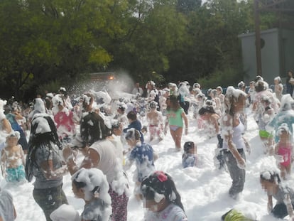 Niños y niñas del distrito San Blas-Canillejas disfrutan de la fiesta de la espuma en las fiestas populares de 2019.