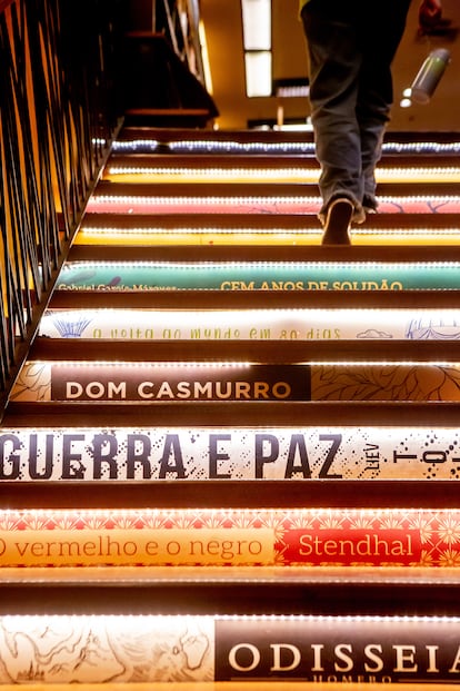Las escaleras de Livraria Cultura, decoradas con algunos de los títulos más relevantes de la literatura.