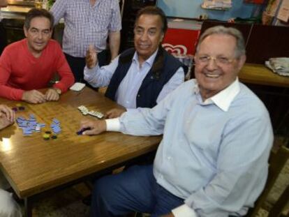 El mexicano Carlos Slim (izq.) visitó Galicia la pasada semana y aprovechó para jugar al dominó en Avión (Ourense).