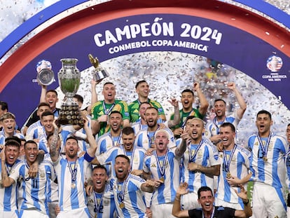 Soccer Football - Copa America 2024 - Final - Argentina v Colombia - Hard Rock Stadium, Miami, Florida, United States - July 15, 2024 Argentina's Lionel Messi lifts the trophy as he celebrates with teammates after winning Copa America 2024 REUTERS/Agustin Marcarian