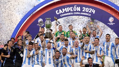 La selección Argentina levanta la copa.