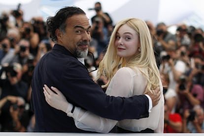 Los miembros del jurado del Festival de Cannes, el cineasta Alejandro González Iñárritu (izquierda) y la actriz Elle Fanning, posan para una foto a su llegada 72ª edición del certamen.