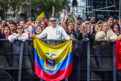 Un hombre sostiene una bandera de Ecuador durante un concierto del colombiano Carlos Vives en la Puerta de Alcal de Madrid, con ocasin de la celebracin de la Hispanidad, el 14 de octubre de 2023.