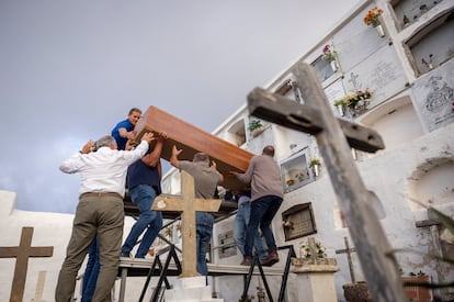 Entierro de uno de los jóvenes migrantes fallecidos en aguas de la isla canaria de El Hierro, en el cementerio de El Mocanal, el 30 de septiembre.