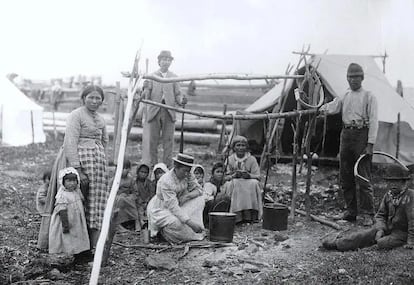 Members of the Innu community, in Quebec, in an undated image provided by the publishing house Tiempos de papel from the personal archive of Michel Jean.
