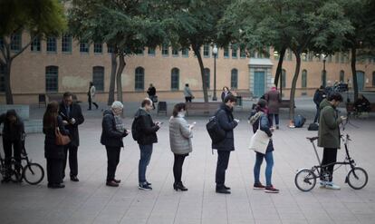 Numerosas personas esperan para votar en las mesas electorales de la Escola Industrial de Barcelona.