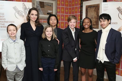 Angelina Jolie y sus seis hijos en un estreno en febrero de 2019 en Nueva York. De izquierda a derecha, Knox, Angelina, Vivienne, Pax, Shiloh, Zahara y Maddox Jolie.