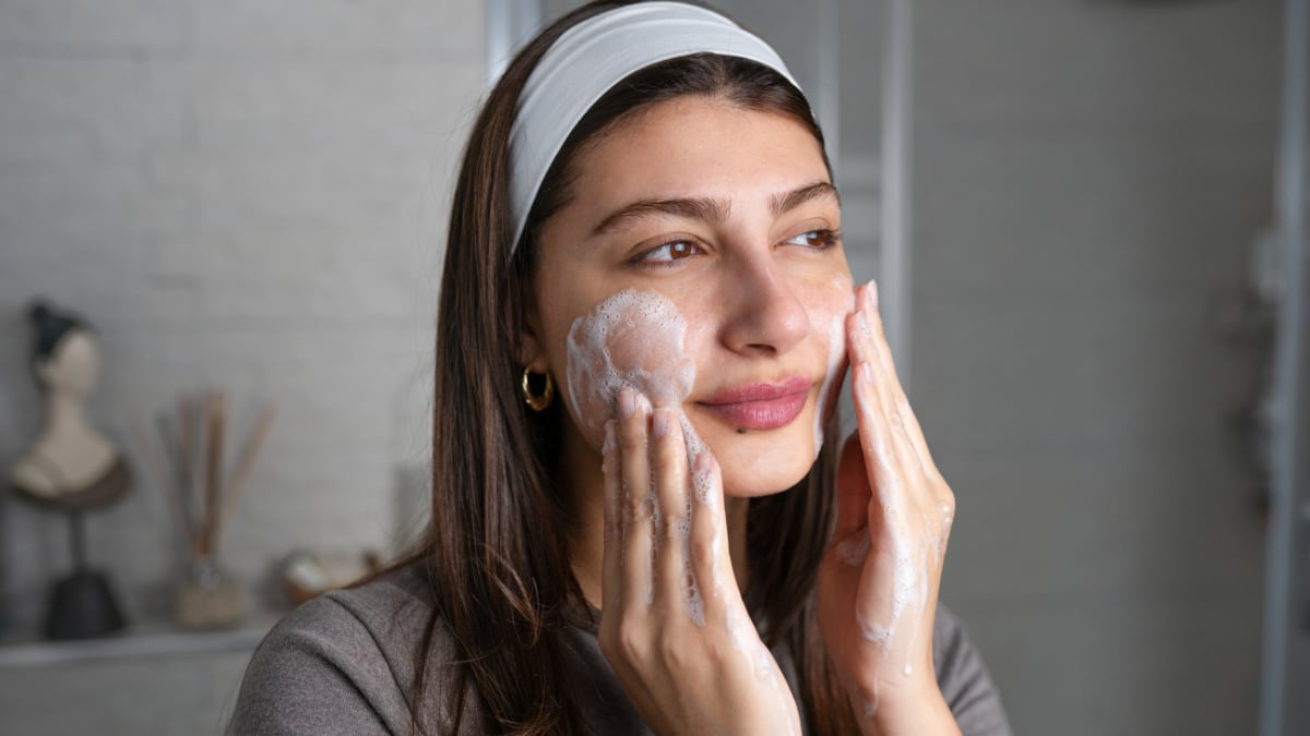 El gel limpiador que renueva la piel post‑verano: exfolia, unifica y combate manchas