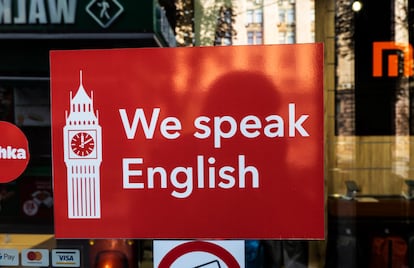 Sí, en casi todos lados alguien atenderá en inglés, pero es muy aconsejable aprender algunas palabras y expresiones básicas en el idioma del lugar que se está visitando.