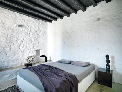 También el dormitorio rinde culto al credo minimalista del menos es más que adelantó Mies van der Rohe. La cama es un diseño de Van Rengen. La colcha es de Society. 