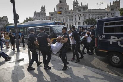 La policia desaloja a un grupo de encadenados en la calle Alcalá de Madrid que se manifestaba a favor de Madrid Central.