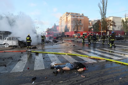 Una víctima yace en plena calle del centro de Kiev pocos minutos después del ataque ruso sobre la capital ucrania. La vida en Kiev había recobrado cierta normalidad en los últimos meses, con el retorno de buena parte de la población que había huido al principio de la invasión. Desde el inicio de la guerra, en febrero y marzo, la capital no había sido golpeada con tanta dureza.