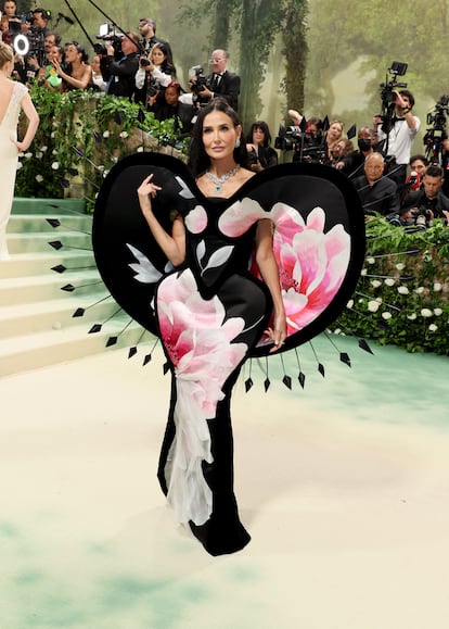 Con un increíble vestido de Nina Ricci y joyas de Cartier, Demi Moore acudió a la famosa gala en el Museo Metropolitano de Nueva York con un atuendo que requería un amplio espacio a su alrededor. El creador del vestido es el diseñador Harris Reed y la pieza es tridimensional y desmontable.