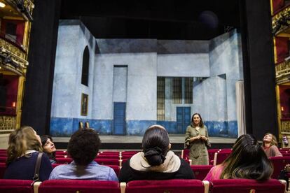 Las chicas observan el techo del Teatro.