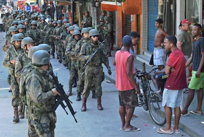 Soldados em uma rua da Rocinha.