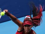 La japonesa Naomi Osaka sirve a la suiza Viktorija Golubic durante su partido de tenis individual femenino de segunda ronda de los Juegos Olímpicos de Tokio 2020 en el Parque de Tenis Ariake, este lunes en Tokio.