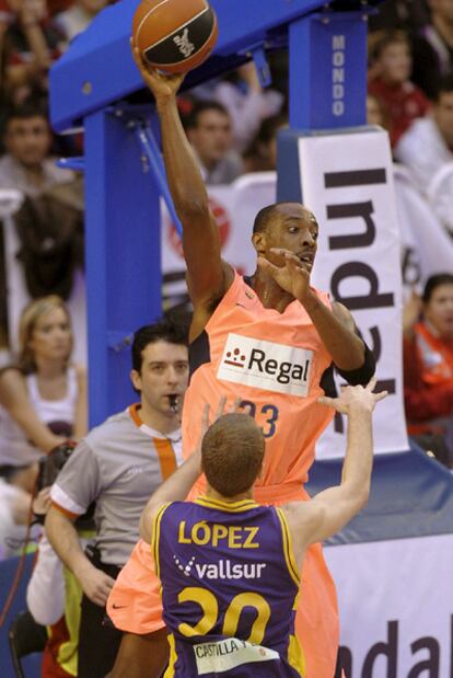 Terrence Morris lanza el balón a un compañero durante el partido ante el Blancos de Rueda.