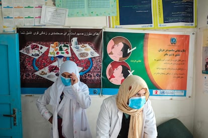 Las sanitarias Parwana Shaiq y Khatima Nabizada, del subcentro de salud de Shuturkhan, en la provincia de Ghor. 
Ante la situación de crisis sanitaria, agravada tras la toma del poder por parte de los talibanes hace dos años, Unicef apoya a 677 centros de salud afganos mediante el entrenamiento de trabajadores sanitarios y la adquisición y distribución de suministros médicos y vacunas; el equipamiento de los centros de salud con medicamentos y equipos esenciales (como calentadores radiantes para bebés e incubadoras); la formación de matronas y trabajadores sanitarios comunitarios en salud materna y neonatal; la adquisición y distribución de alimentos terapéuticos listos para usar para niños con desnutrición aguda grave; y la inmunización de 2,3 millones de personas frente a la covid-19.
