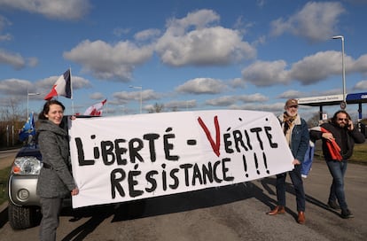 Manifestantes contra las restricciones por la covid, este viernes en Francia.