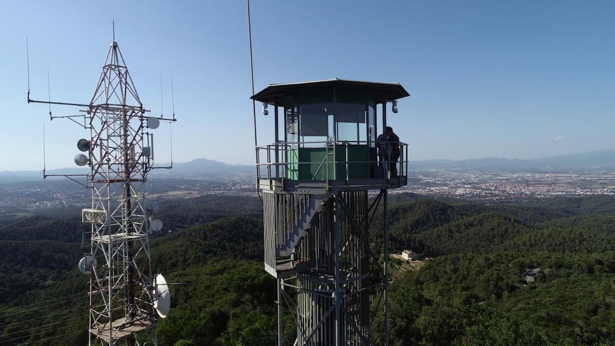 El parque de Collserola prueba un sistema de vigilancia contra incendios utilizado en la Amazonia