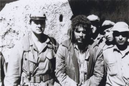 The last photo of Che Guevara before his execution in Bolivia. On his right, the Cuban CIA agent Félix Rodríguez.