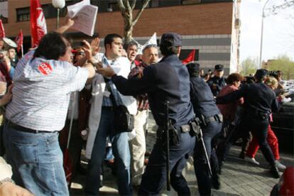 Manifestación a las puertas de la Asamblea de Madrid contra el consejero Lamela.