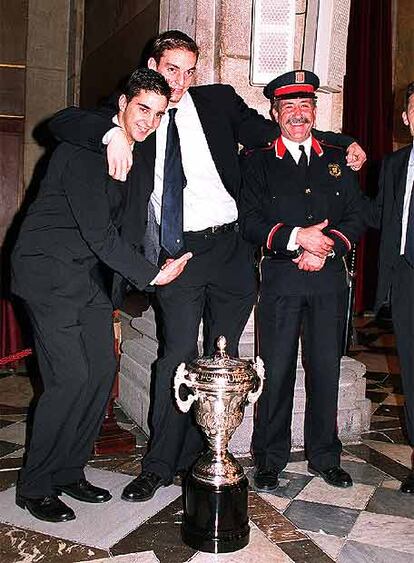 En 2001, dos jóvenes talentos del baloncesto español posan en la Generalitat junto a la Copa del Rey que le acaban de ganar al Real Madrid. El actual ala-pívot de Los Lakers fue elegido MVP del partido. La Copa se disputó en Málaga y el resultado de la final fue de 80-77 para los azulgranas.
