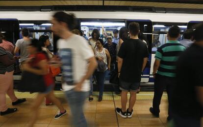 Usuario del suburbano, en una estaci&oacute;n.