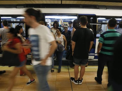 Usuario del suburbano, en una estaci&oacute;n.