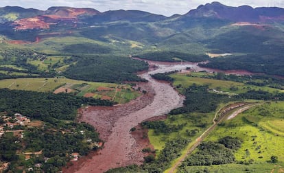 Vista aérea da devastação em Brumadinho. Ao fundo, a Serra Três Irmãos.