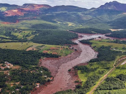 Vista aérea da devastação em Brumadinho. Ao fundo, a Serra Três Irmãos.