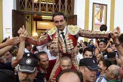 Enrique Ponce sale por la puerta grande, ayer, tras la corrida en la plaza de Cuatro Caminos de Santander.