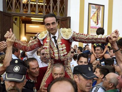Enrique Ponce sale por la puerta grande, ayer, tras la corrida en la plaza de  Cuatro Caminos de Santander.