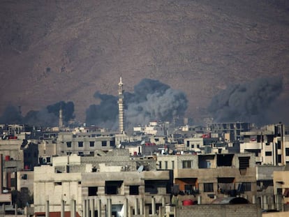 Humo de los bombardeos en Harasta, cerca de Damasco, el 30 de diciembre e 2017. 