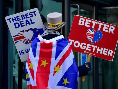 Un activista proeuropeo se manifiesta frente al centro de convenciones donde se están llevando a cabo las negociaciones sobre el Brexit, en Londres. 