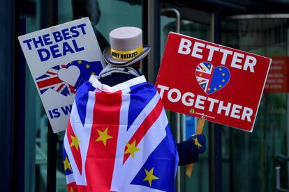 Un activista proeuropeo se manifiesta frente al centro de convenciones donde se están llevando a cabo las negociaciones sobre el Brexit, en Londres. 