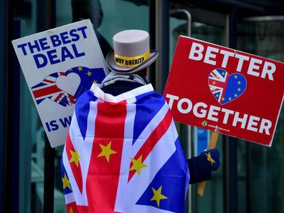 Un activista proeuropeo se manifiesta frente al centro de convenciones donde se están llevando a cabo las negociaciones sobre el Brexit, en Londres. 