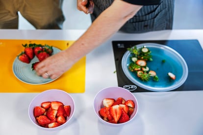 El menú de la clase de cocina efímera para profesores consta de una brocheta de frutas y una tortilla de trigo rellena de verduras.