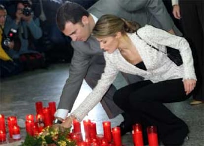 El príncipe Felipe y Letizia Ortiz depositan un ramo de flores durante el homenaje a las víctimas del 11-M celebrado hoy en la estación de Atocha.