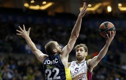 Nocioni trata de encestar ante Zoric.