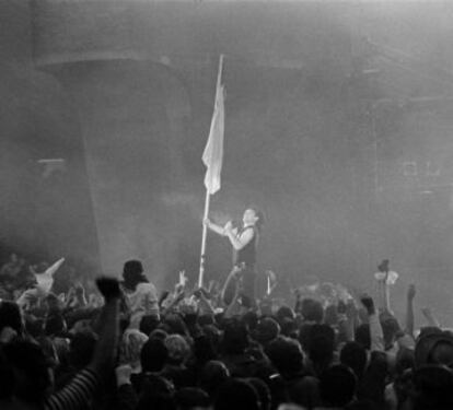 Bono, en el momento del concierto en el que ondea la bandera.